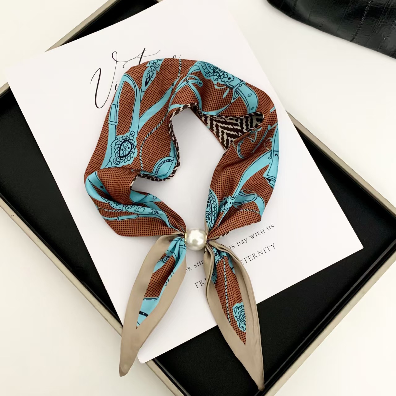 Sciarpa Magnetica Elegante Sti - Silk Scarf Square recensione e prezzo